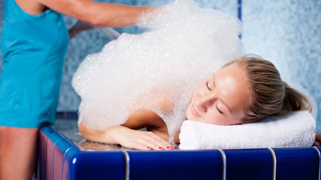 Frau genießt eine Hamam-Anwendung im Wellnesshotel in Thüringen.