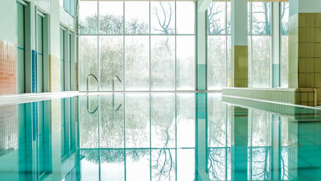 Solebecken mit Blick auf die Glasfront.