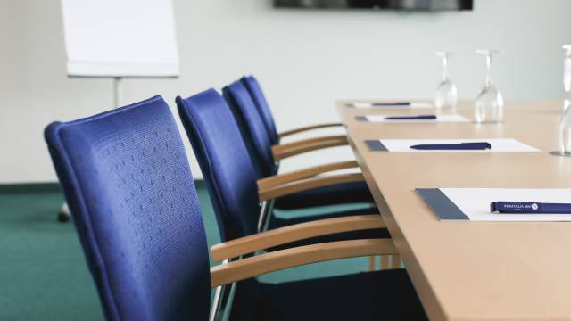 Detailaufnahme mit Stühlen und gedeckten Tischen