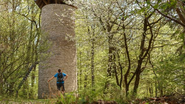 Mann steht vor Ibergwarte