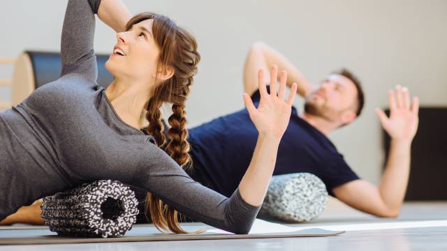 Mann und Frau bei der präventiven Gelenk- & Wirbelsäulengymnastik
