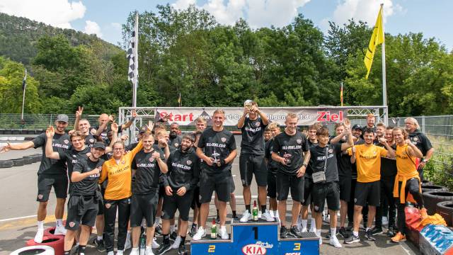 Sportmannschaft bei einer Preisverleihung