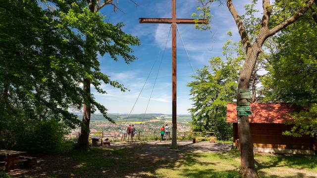 Das Dünkreuz mit Wanderern im Sommer