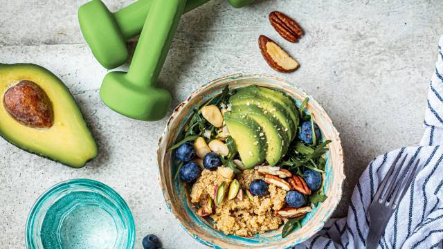 Salat mit Avocado und Nüssen