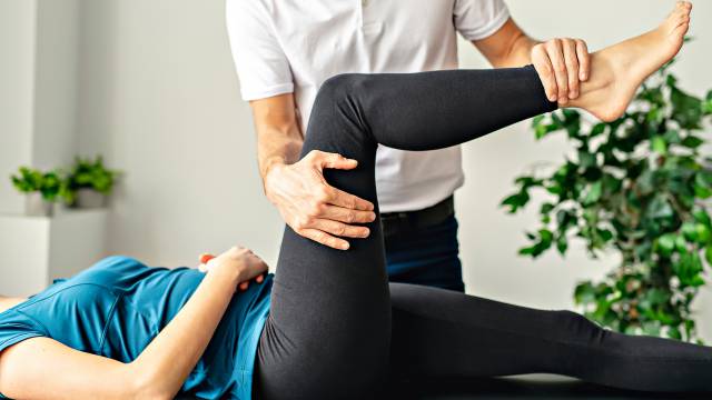 Frau lässt sich beim Physiotherapeuten behandeln