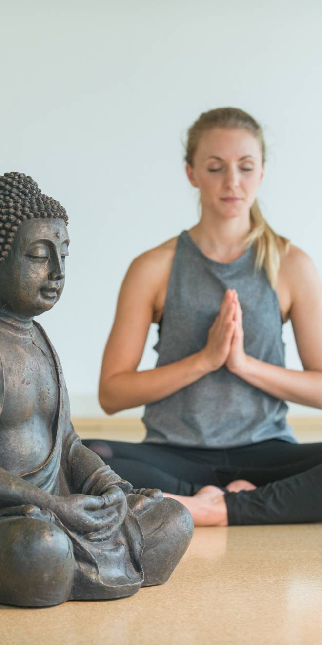 Frau meditiert im Yoga Raum 