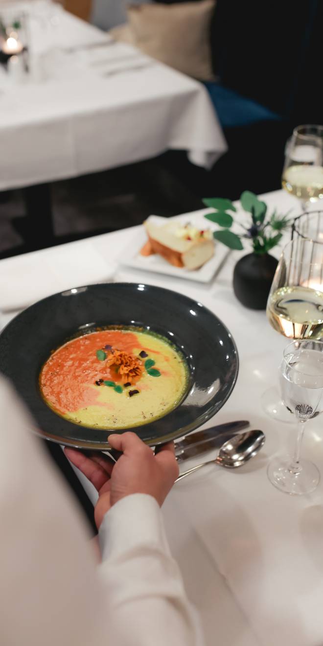 Kellner serviert Suppe als Vorspeise