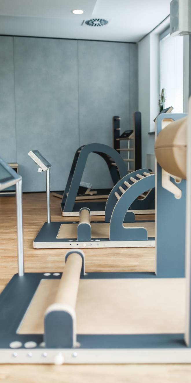 Trainingsgeräte des FIVE‑Zirkels im Fitness‑ und Gesundheitsbereich des Hotel am Vitalpark.