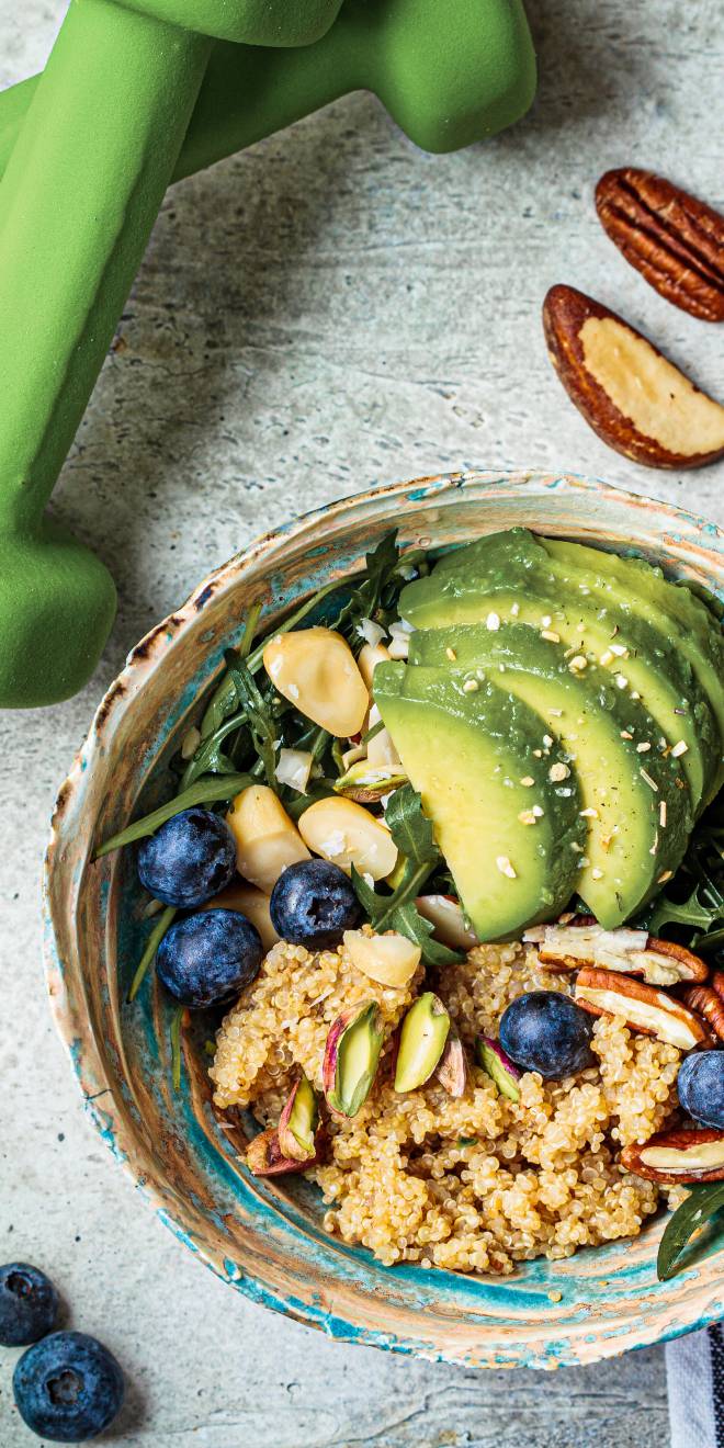 Salat mit Avocado und Nüssen