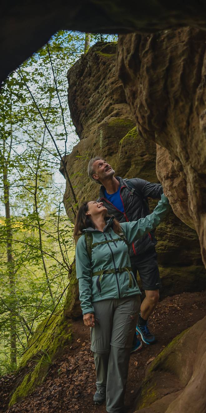 Mann und Frau laufen durch den Thüringer Wald