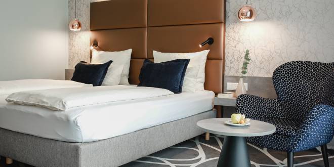 Innenansicht Doppelzimmer mit Hängelampen und Sessel