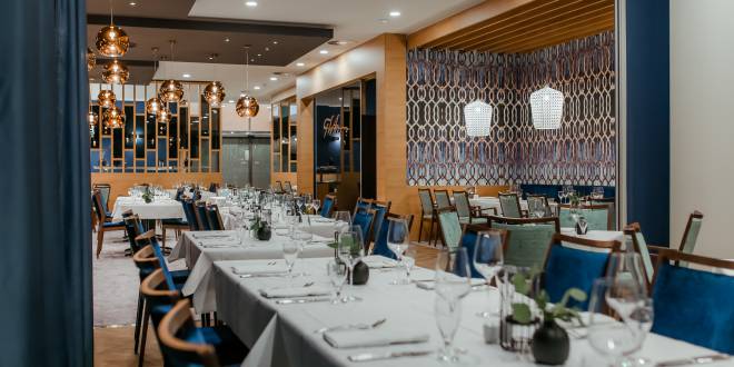 Restaurant mit gedecktem Tisch