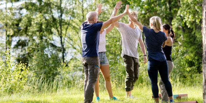 Gruppe von Menschen gibt sich high five