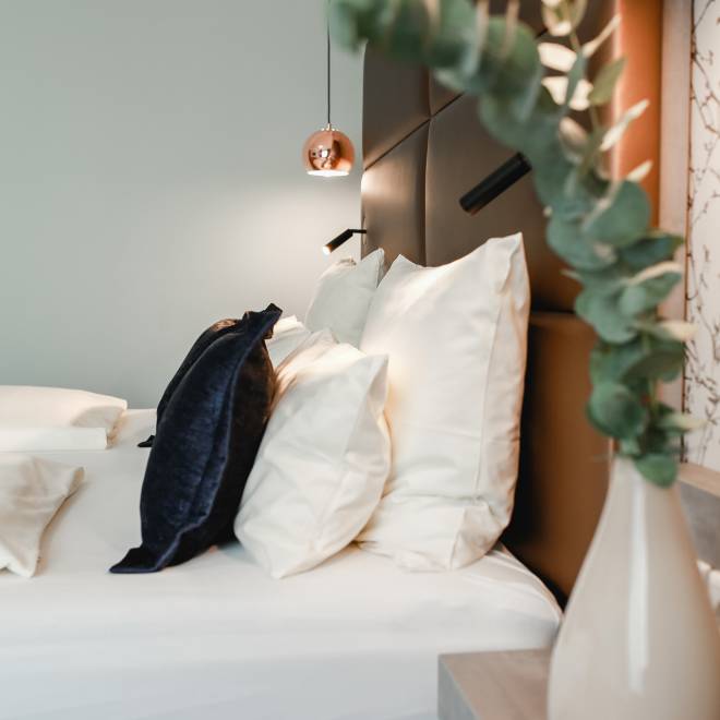 Detailaufnahme Doppelbett mit Blumendeko