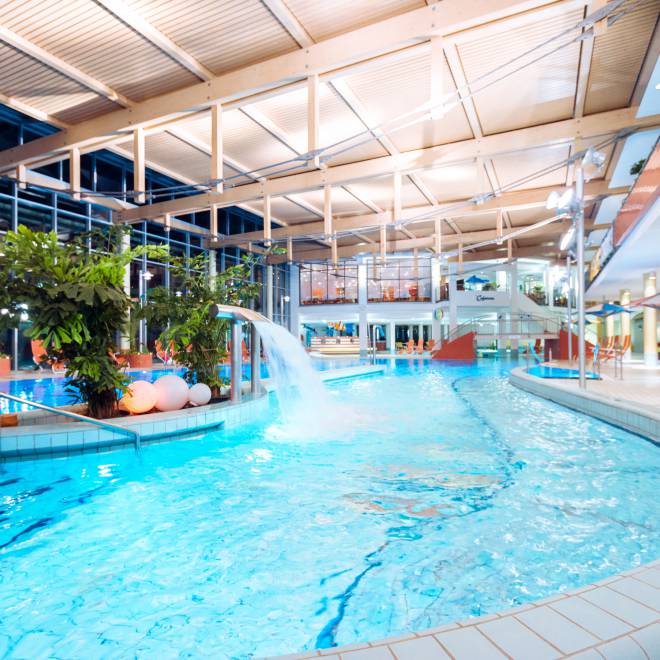 Indoorpool mit Glasfront