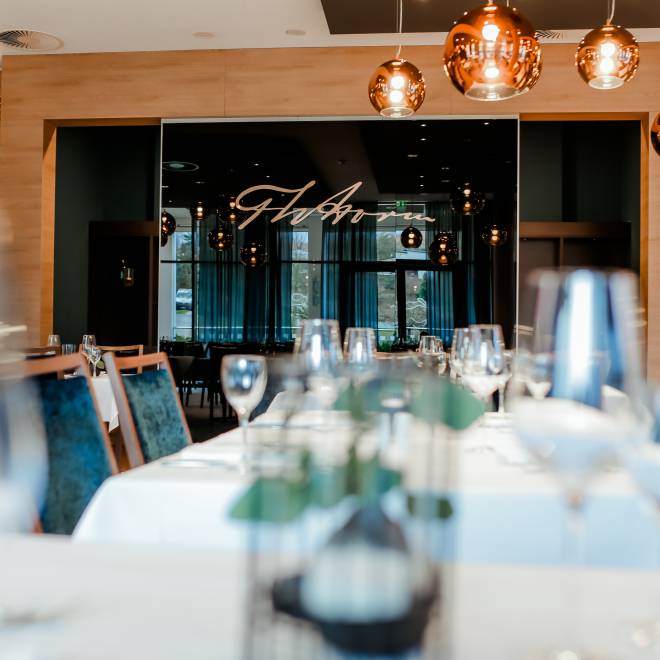 Detailaufnahme Restaurant mit gedeckten Tischen 