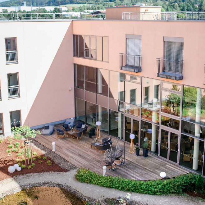 Außenansicht Hotel am Vitalpark in den Innenhof des Hotels