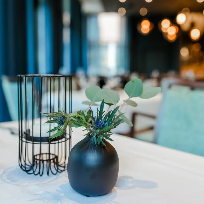 Detailaufnahme der Tischdeko aus Blumen und Kerze