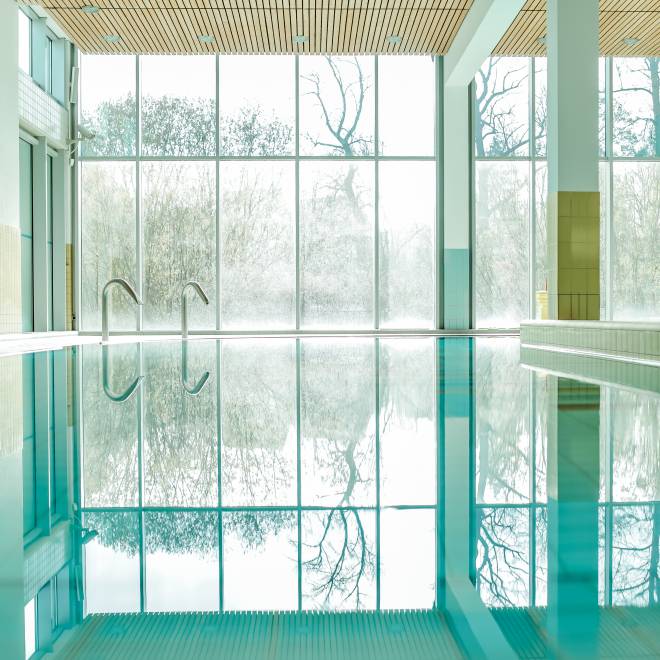 Solebecken mit Blick auf die Glasfront.