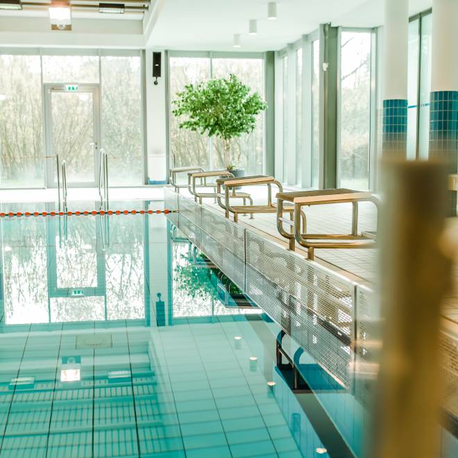 Sportbecken mit Startblöcken am Beckenrand