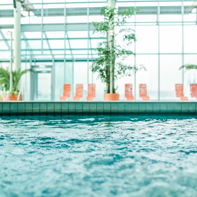 Innenpool und Ruheliegen im Hotel am Vitalpark.