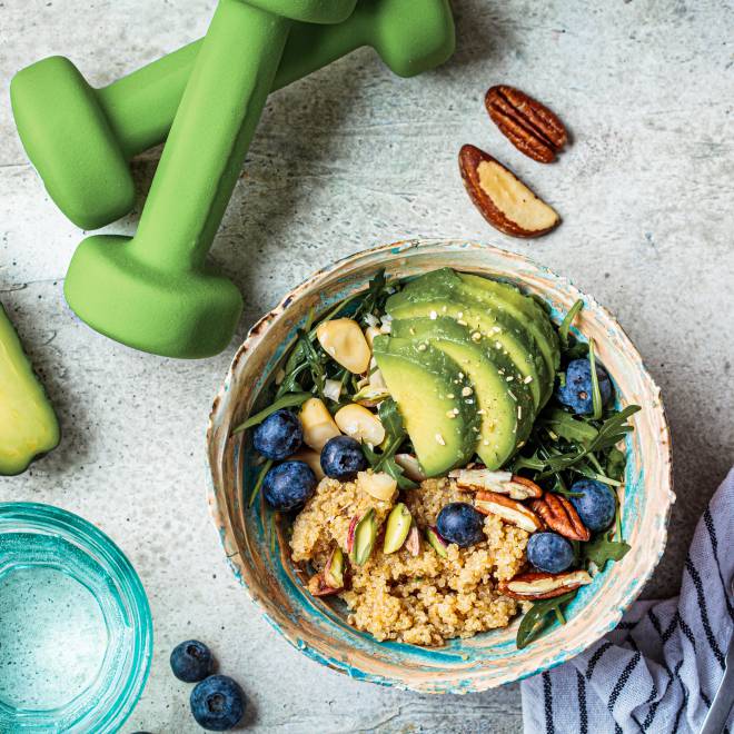 Salat mit Avocado und Nüssen