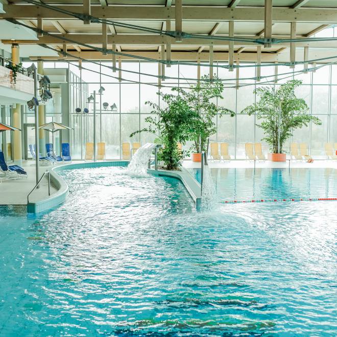 Übersichtsaufnahme vom Erlebnisbecken und Ruhebereich