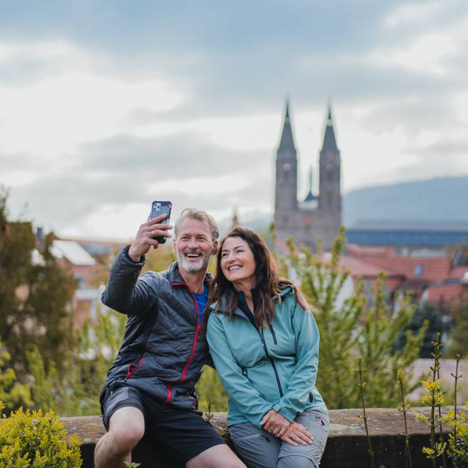 Paar macht ein Selfie von einer Mauer über der Stadt