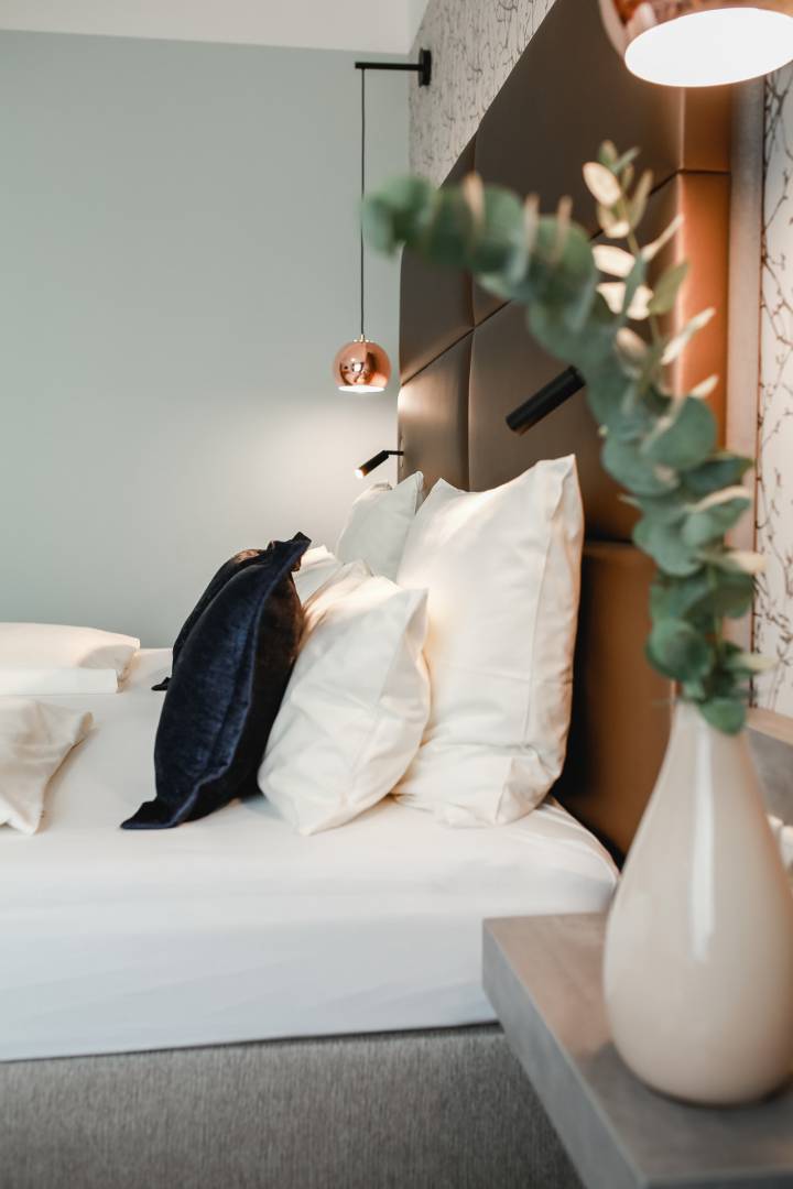 Detailaufnahme Doppelbett mit Blumendeko