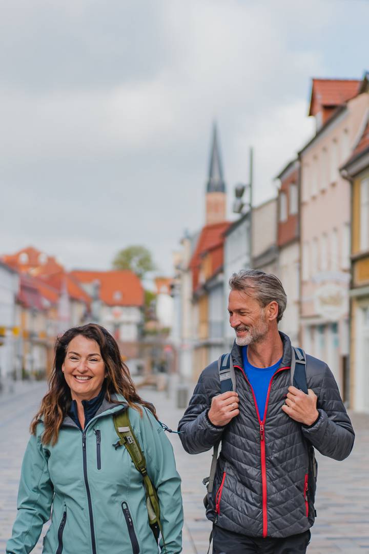 Pärchen beim Stadtspaziergang durch Heilbad Heiligenstadt
