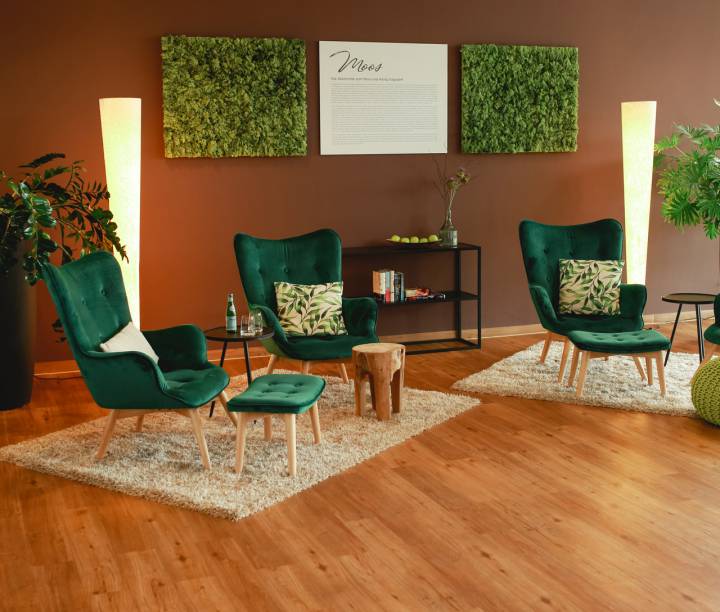 Leseecke mit Stühlen und Tischen im Hotel am Vitalpark