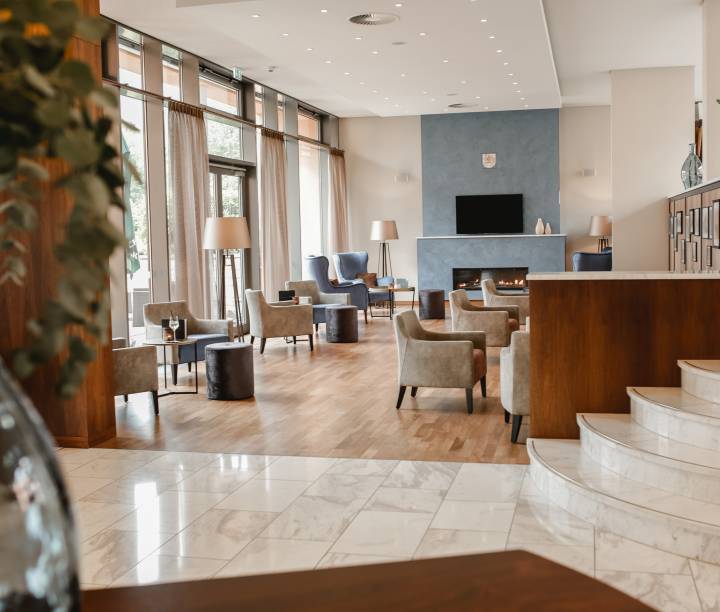 Innenansicht Eingangsbereich mit Mamortreppe 