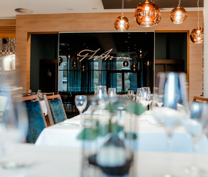 Detailaufnahme Restaurant mit gedeckten Tischen 