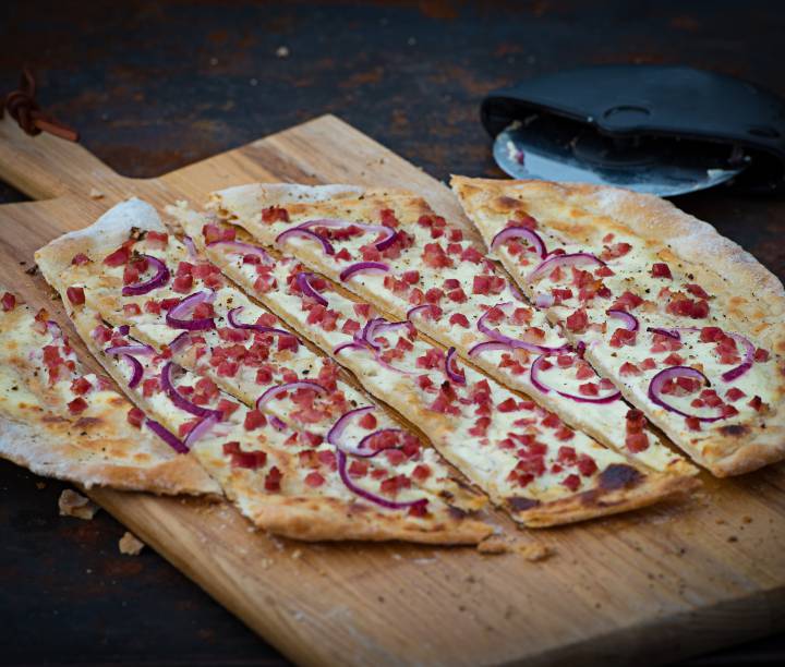 Genießen Sie im Schwimmbadbistro unseres Wellnesshotels in Thüringen herzhafte Snacks wie Flammkuchen.