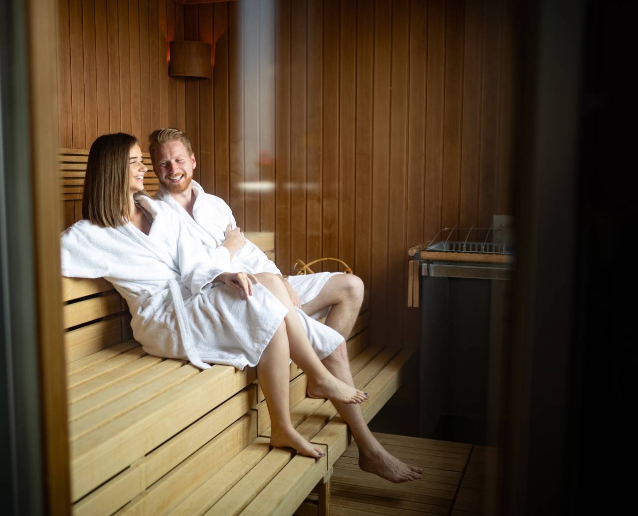 Pärchen sitzt in der Sauna